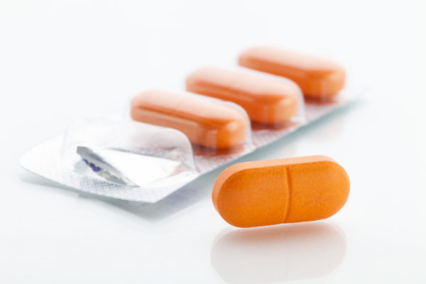 oranžne tablete na beli podlagi