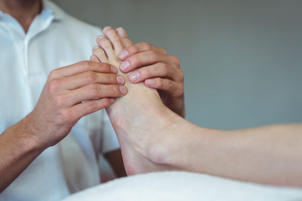 bolečina v stopalu pod prsti, pregled ortopeda