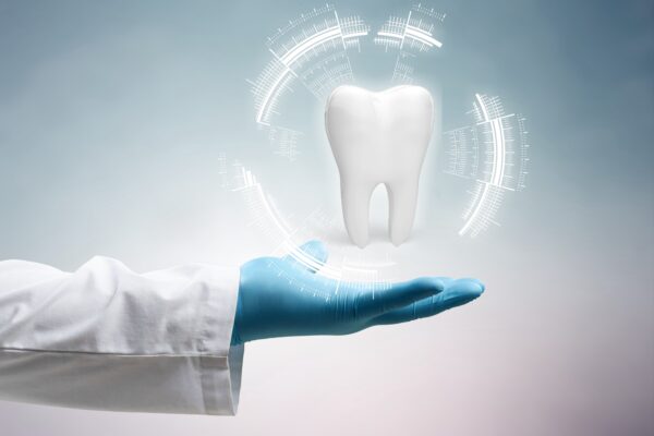 Zobozdravnik gleda hologram zoba. Koncept inovacij v zobozdravstveni tehnologiji.